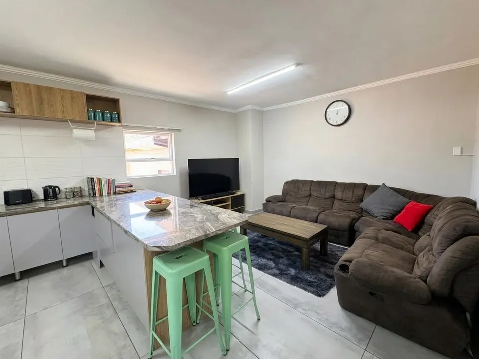 Modern and Extremely Spacious 3 Bedroom Home To Rent in Lakefield, Benoni, photo 3 of 17