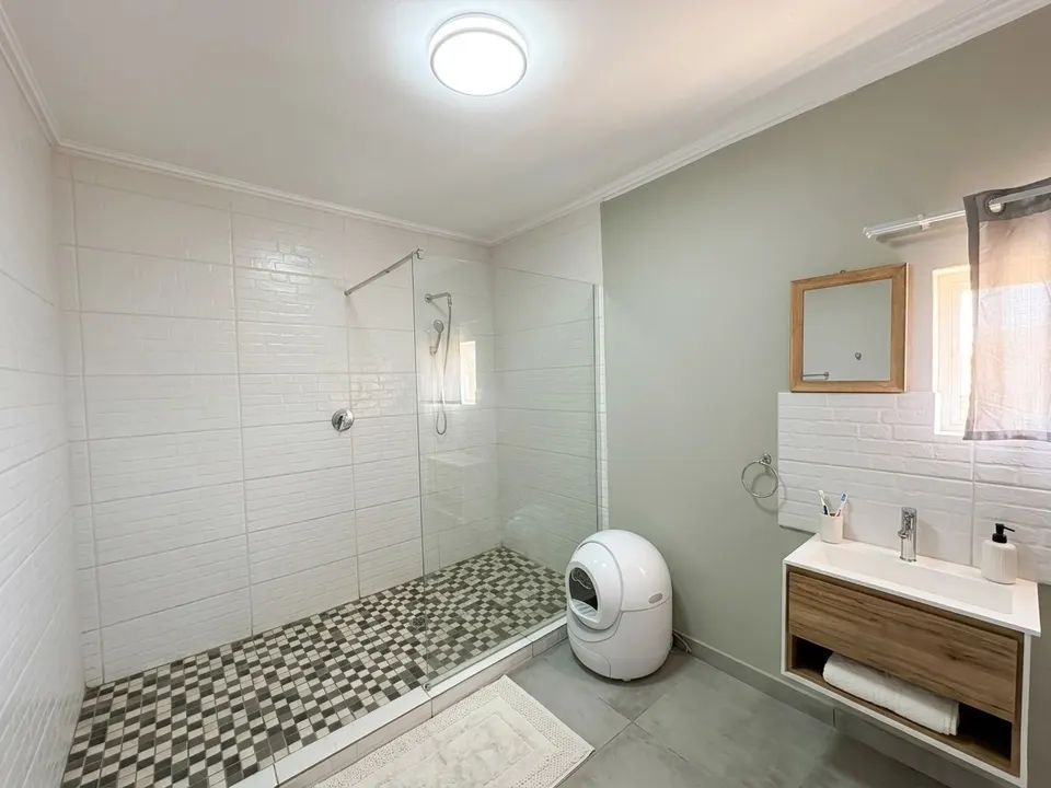 Modern and Extremely Spacious 3 Bedroom Home To Rent in Lakefield, Benoni, photo 10 of 17