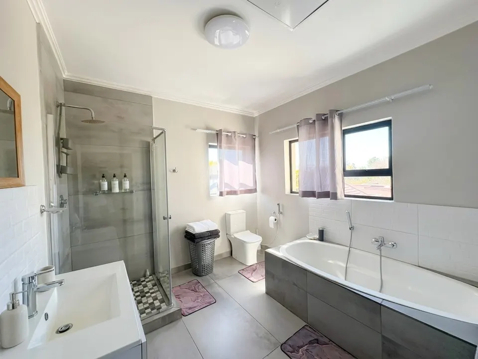 Modern and Extremely Spacious 3 Bedroom Home To Rent in Lakefield, Benoni, photo 11 of 17