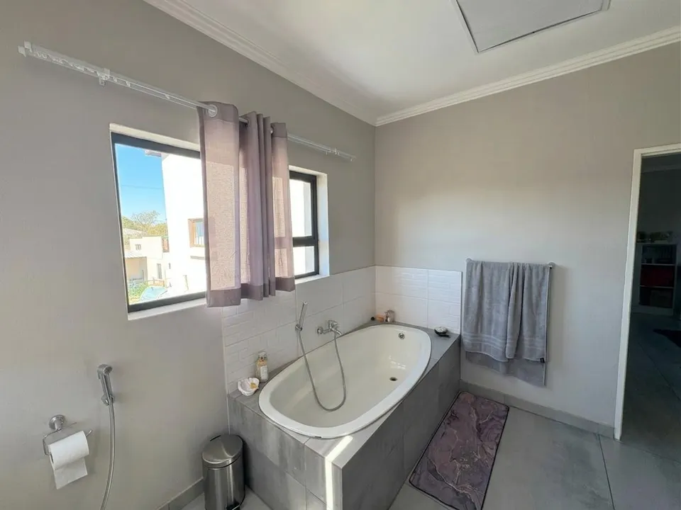 Modern and Extremely Spacious 3 Bedroom Home To Rent in Lakefield, Benoni, photo 12 of 17