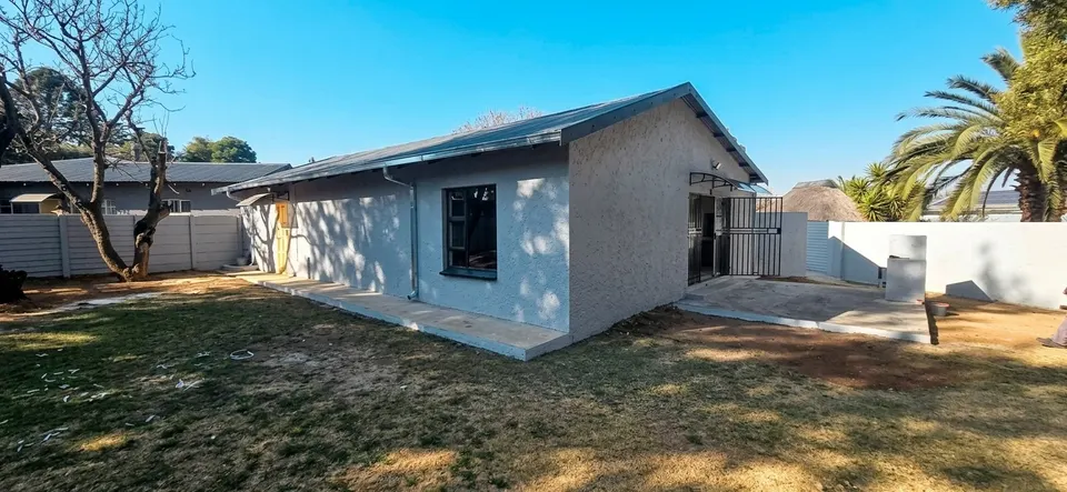 Charming 2 Bedroom Home To Rent in Fairleads, Benoni, photo 1 of 16