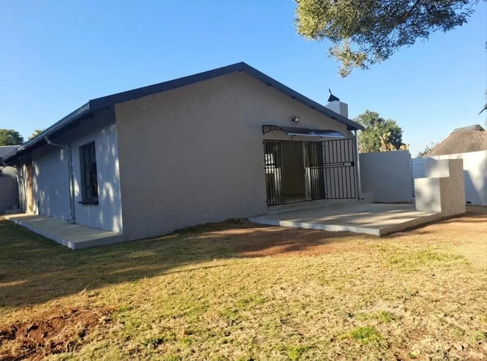 Charming 2 Bedroom Home To Rent in Fairleads, Benoni, photo 3 of 16