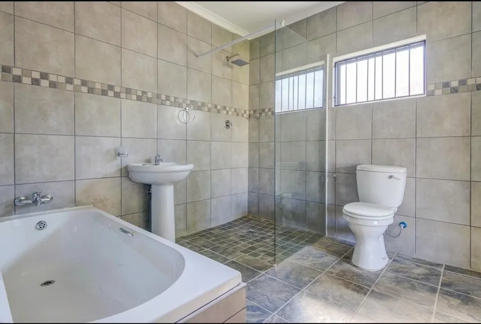 Charming 2 Bedroom Home To Rent in Fairleads, Benoni, photo 12 of 16