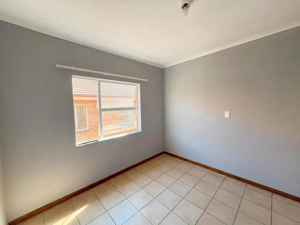 Modern 2 Bedroom Apartment To Rent in Kempton Park, photo 3 of 11
