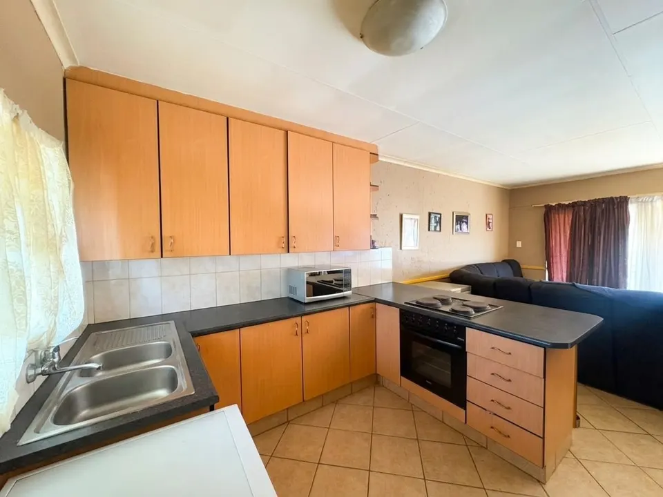 Spacious 2 Bedroom Apartment For Sale in Lakewood Manor, Dalpark Ext 1, photo 2 of 20
