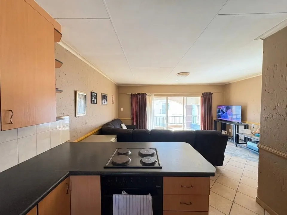 Spacious 2 Bedroom Apartment For Sale in Lakewood Manor, Dalpark Ext 1, photo 4 of 20