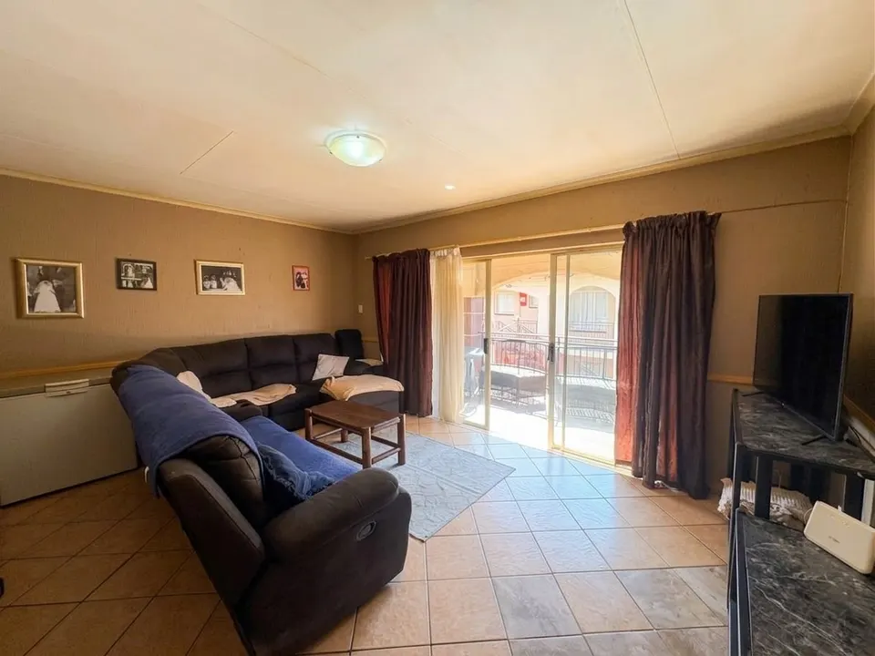 Spacious 2 Bedroom Apartment For Sale in Lakewood Manor, Dalpark Ext 1, photo 5 of 20