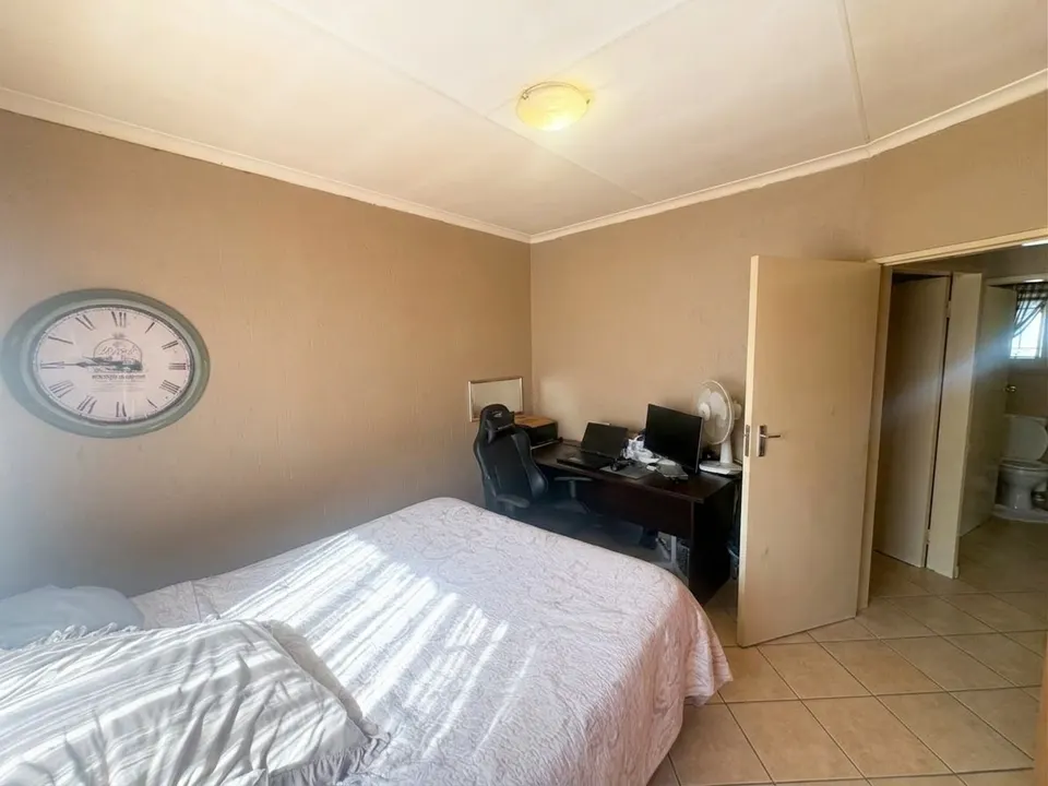 Spacious 2 Bedroom Apartment For Sale in Lakewood Manor, Dalpark Ext 1, photo 8 of 20