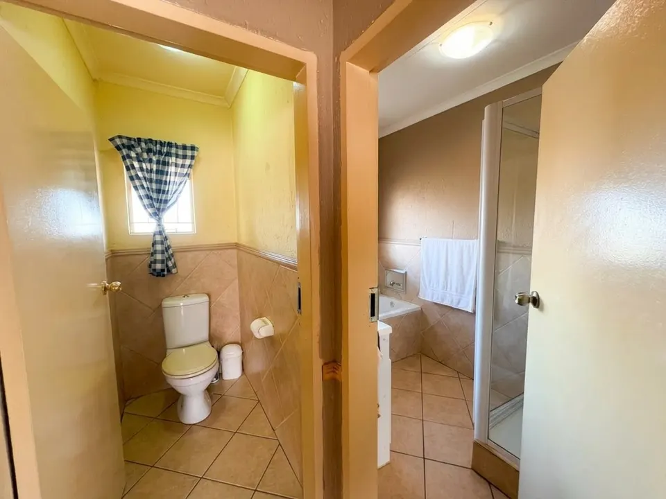 Spacious 2 Bedroom Apartment For Sale in Lakewood Manor, Dalpark Ext 1, photo 12 of 20