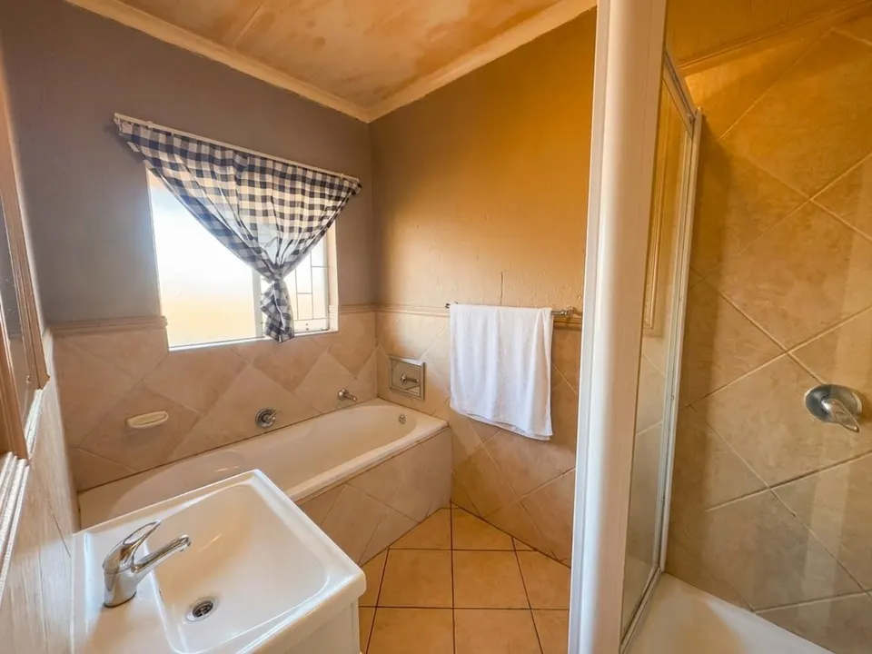 Spacious 2 Bedroom Apartment For Sale in Lakewood Manor, Dalpark Ext 1, photo 14 of 20