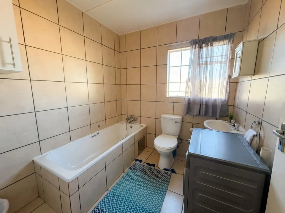 Modern 2 Bedroom Ground Floor Apartment For Sale in Golden Oaks, Comet, photo 9 of 14