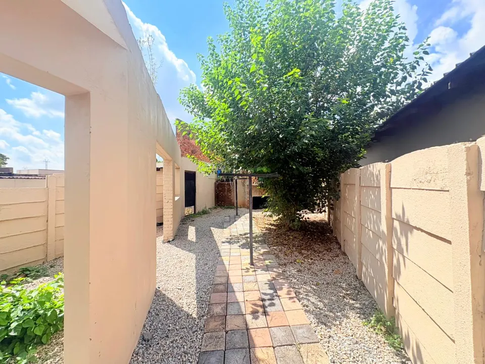 Spacious 3 Bedroom Family Home To Rent in Lakefield, Benoni, photo 24 of 25