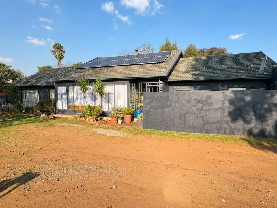 Spacious Family Home with Separate Flatlet For Sale in Dalpark Proper, photo 1 of 26