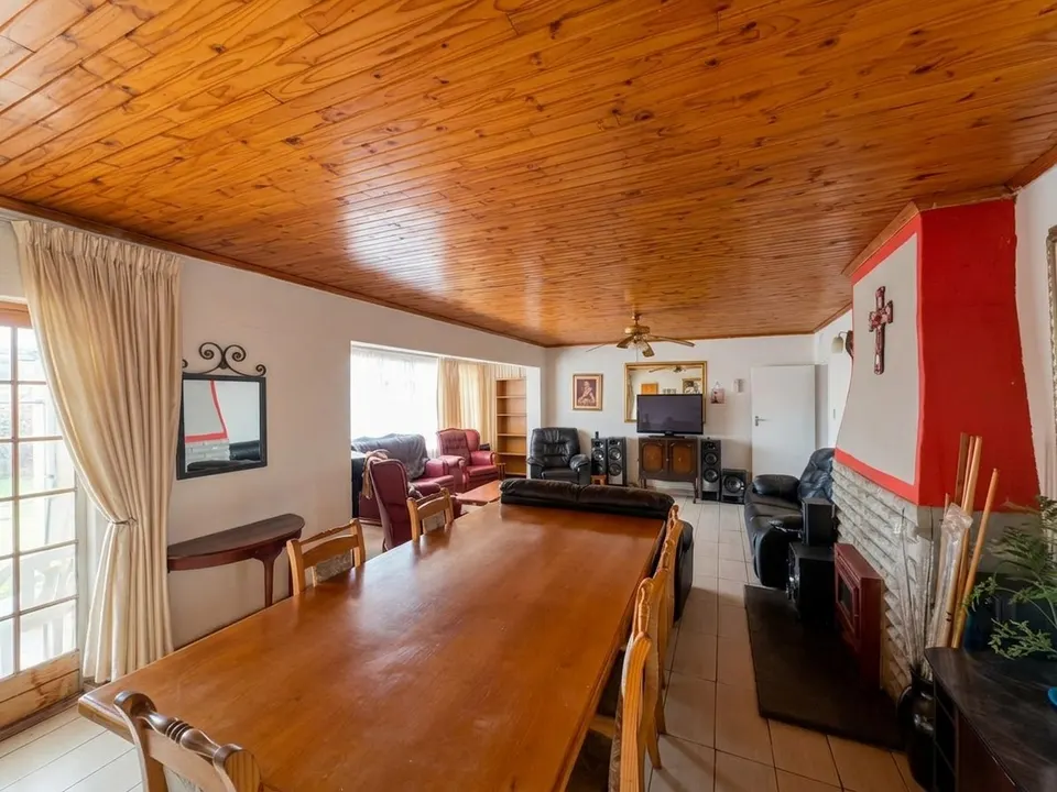 Spacious Family Home with Separate Flatlet For Sale in Dalpark Proper, photo 5 of 26
