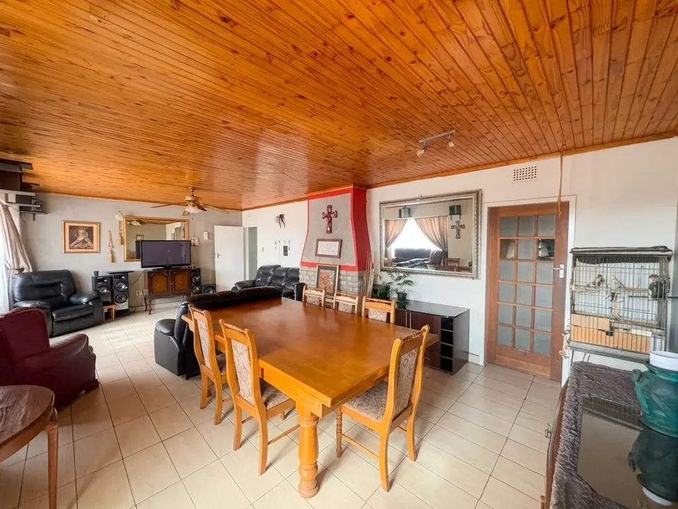 Spacious Family Home with Separate Flatlet For Sale in Dalpark Proper, photo 6 of 26