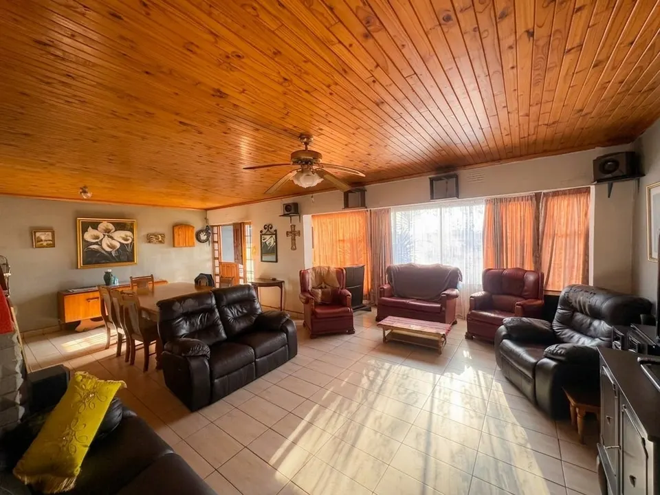 Spacious Family Home with Separate Flatlet For Sale in Dalpark Proper, photo 7 of 26