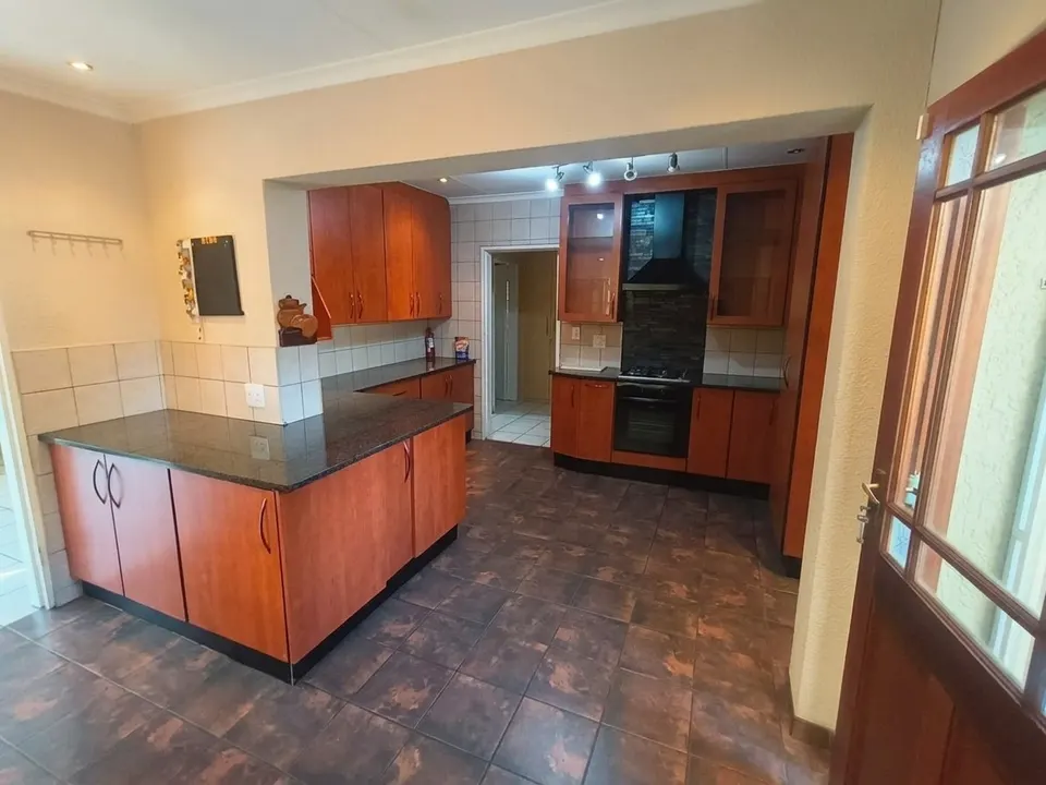 Modern 3 Bedroom house To Rent in Van Riebeeck Park, Kempton Park, photo 4 of 23