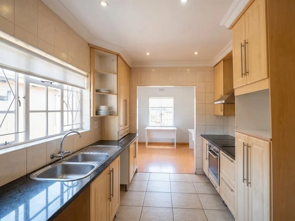 Spacious 5 Bedroom Family Home To Rent in Van Riebeeck Park - Secure Boomed-Off Area with Flatlet, photo 4 of 25