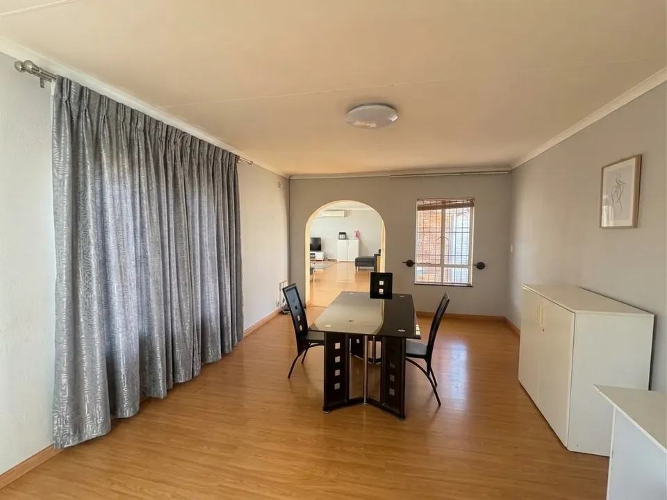 Spacious 5 Bedroom Family Home To Rent in Van Riebeeck Park - Secure Boomed-Off Area with Flatlet, photo 8 of 25