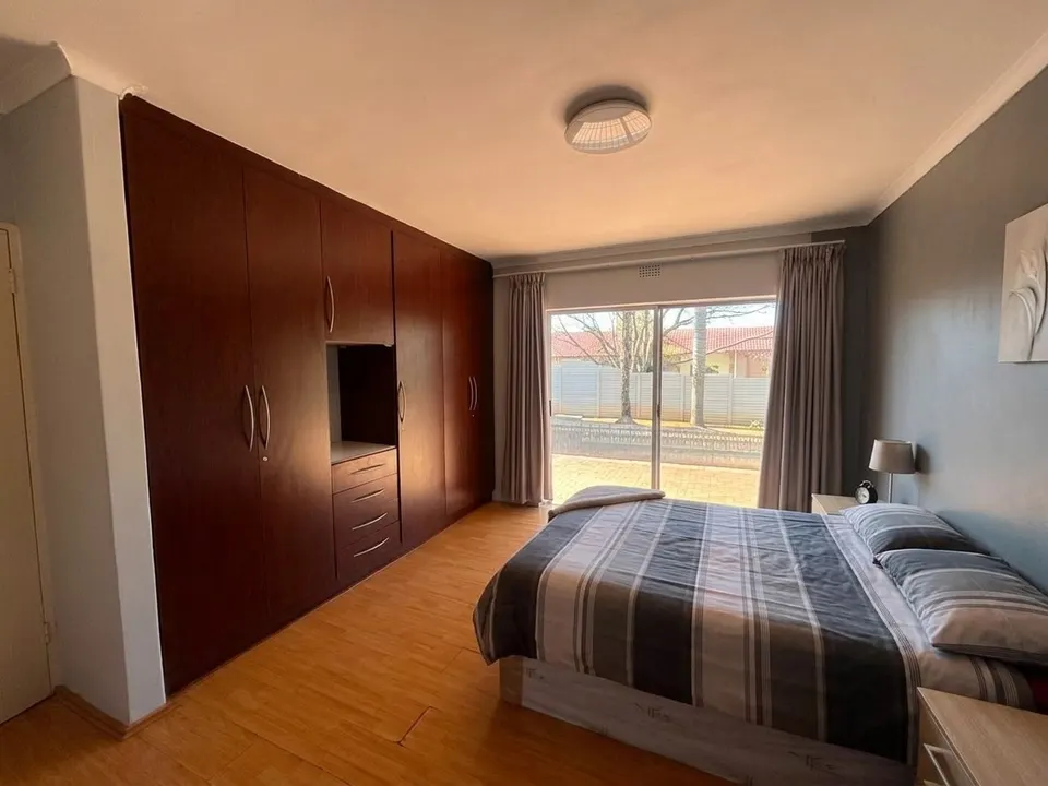 Spacious 5 Bedroom Family Home To Rent in Van Riebeeck Park - Secure Boomed-Off Area with Flatlet, photo 12 of 25