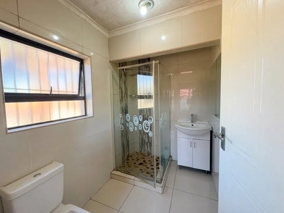 Spacious 5 Bedroom Family Home To Rent in Van Riebeeck Park - Secure Boomed-Off Area with Flatlet, photo 13 of 25