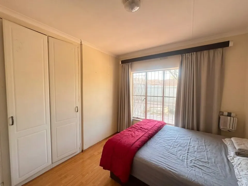 Spacious 5 Bedroom Family Home To Rent in Van Riebeeck Park - Secure Boomed-Off Area with Flatlet, photo 14 of 25