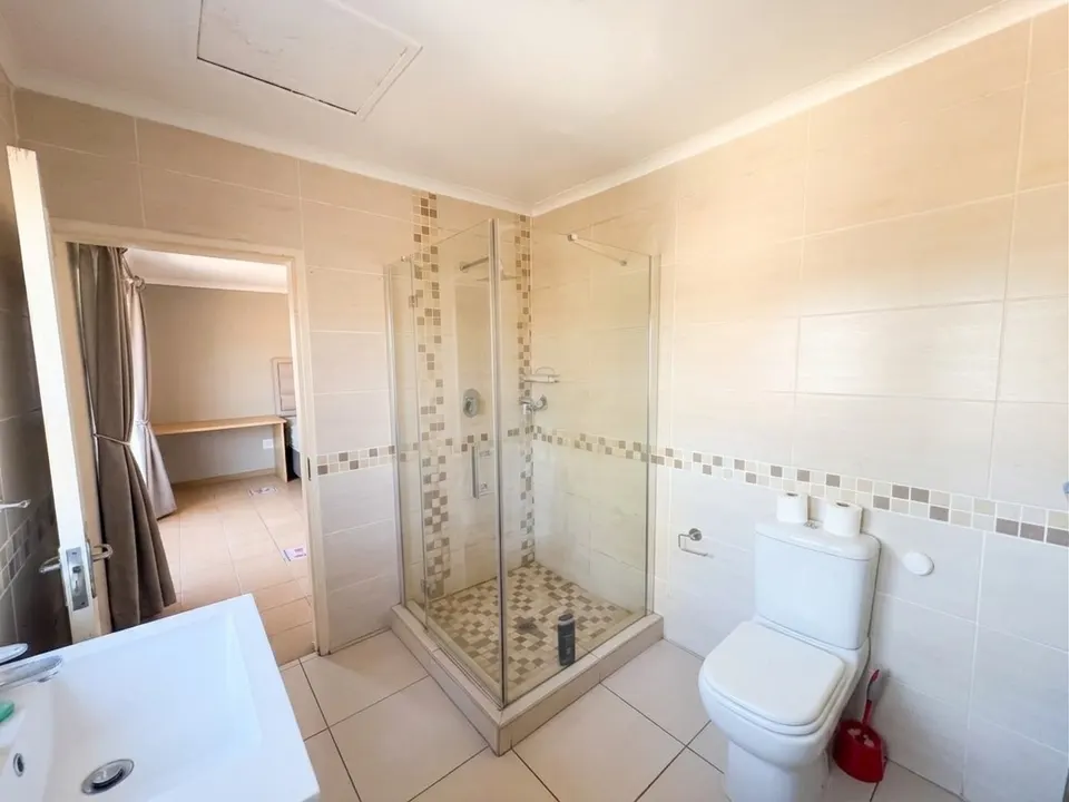 Spacious 5 Bedroom Family Home To Rent in Van Riebeeck Park - Secure Boomed-Off Area with Flatlet, photo 15 of 25