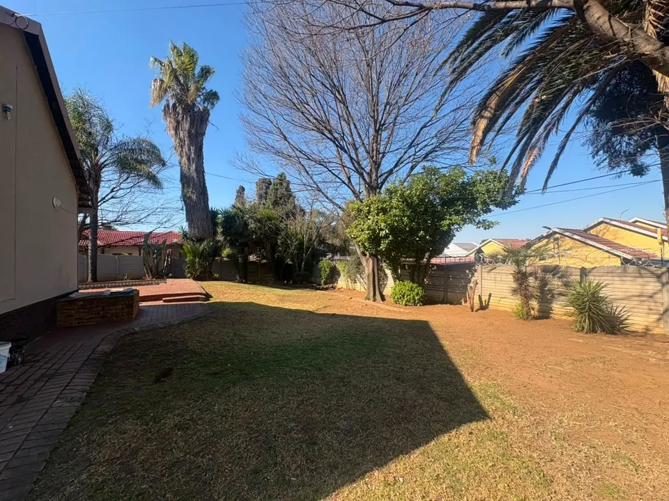 Spacious 5 Bedroom Family Home To Rent in Van Riebeeck Park - Secure Boomed-Off Area with Flatlet, photo 20 of 25