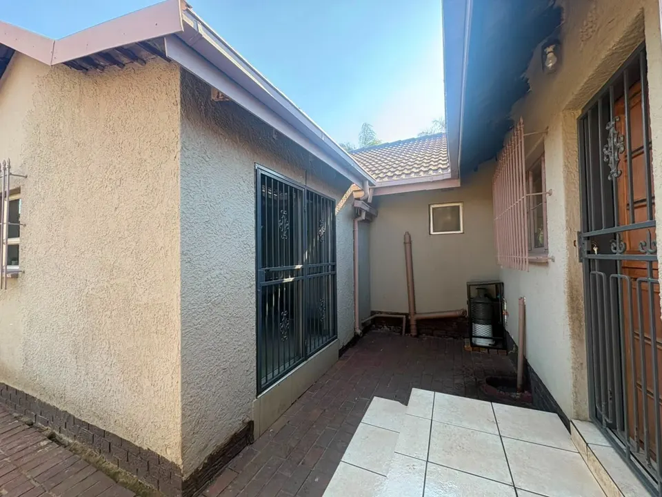 Spacious 5 Bedroom Family Home To Rent in Van Riebeeck Park - Secure Boomed-Off Area with Flatlet, photo 22 of 25