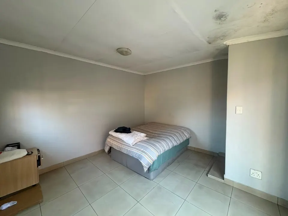 Spacious 5 Bedroom Family Home To Rent in Van Riebeeck Park - Secure Boomed-Off Area with Flatlet, photo 24 of 25