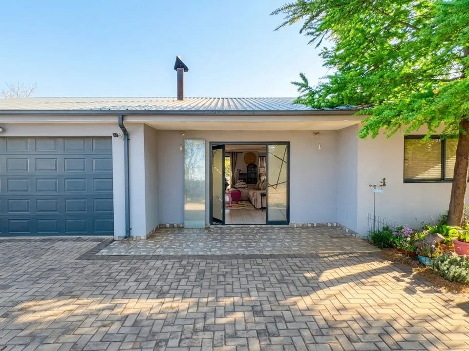 Charming 2 Bedroom Home with Versatile Third Room To Rent in Fairleads, Benoni, photo 1 of 16