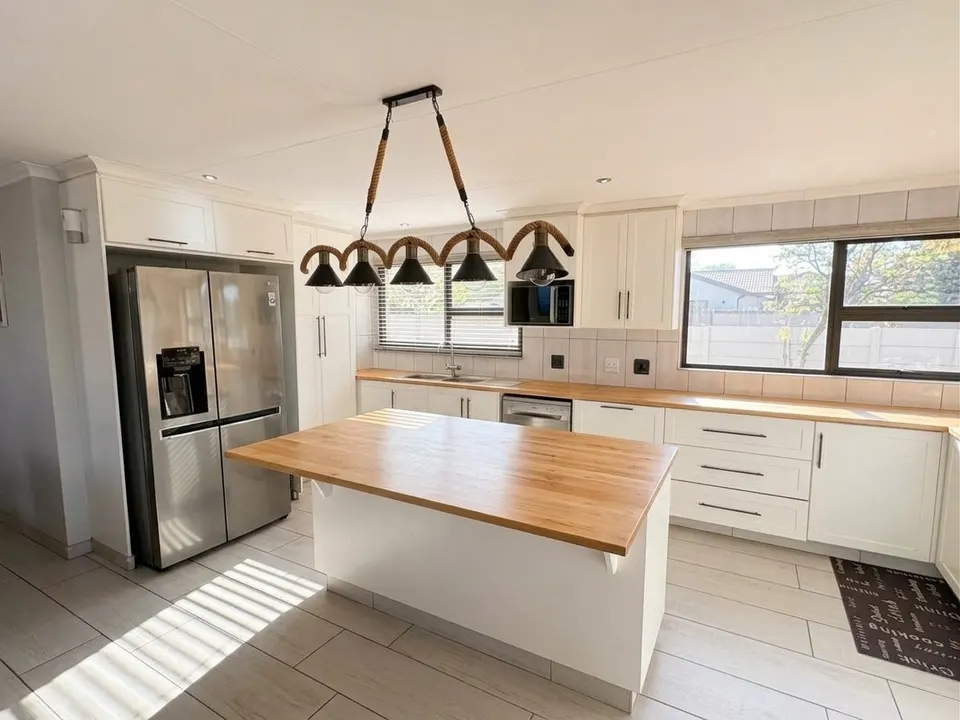 Charming 2 Bedroom Home with Versatile Third Room To Rent in Fairleads, Benoni, photo 5 of 16