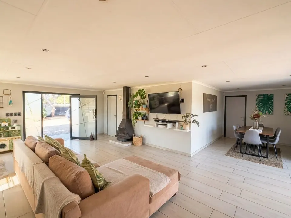 Charming 2 Bedroom Home with Versatile Third Room To Rent in Fairleads, Benoni, photo 6 of 16