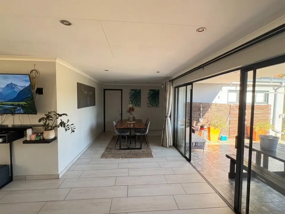 Charming 2 Bedroom Home with Versatile Third Room To Rent in Fairleads, Benoni, photo 8 of 16