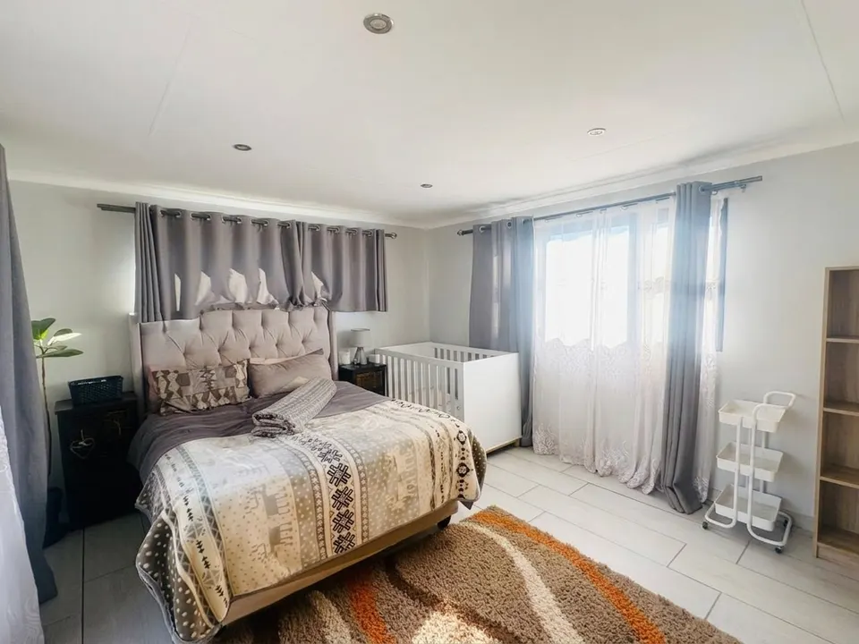 Charming 2 Bedroom Home with Versatile Third Room To Rent in Fairleads, Benoni, photo 9 of 16