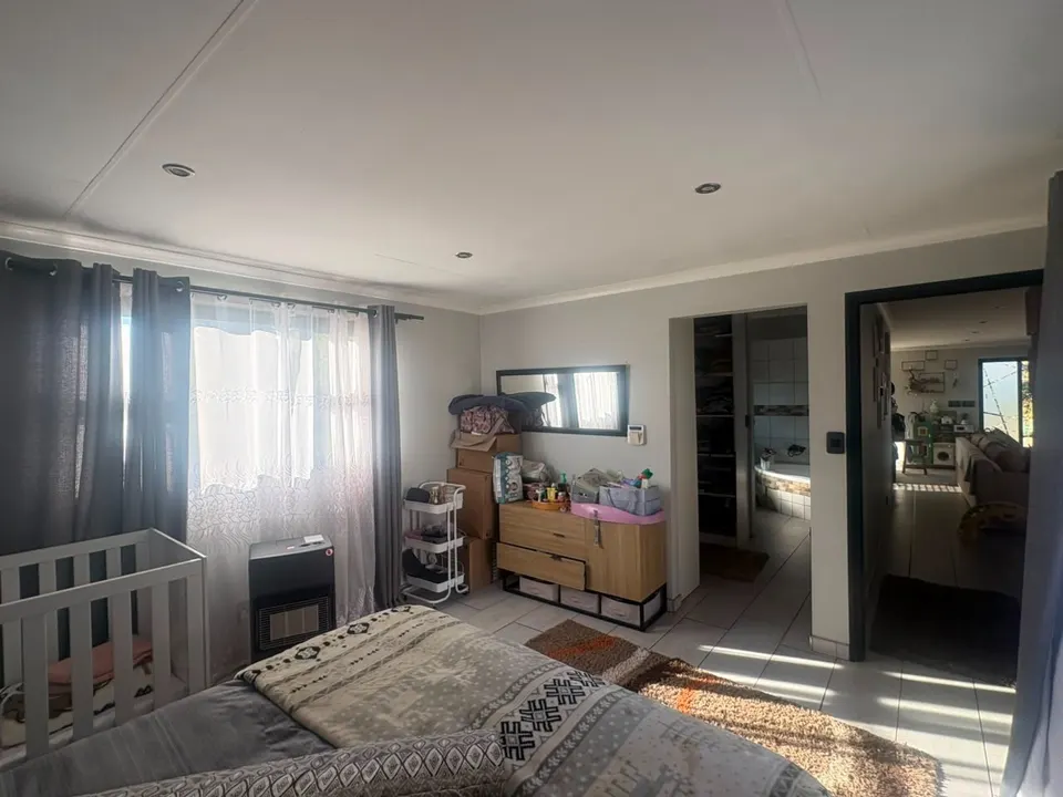 Charming 2 Bedroom Home with Versatile Third Room To Rent in Fairleads, Benoni, photo 10 of 16