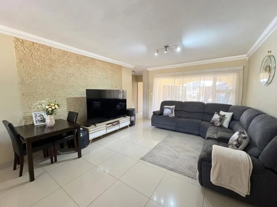 MODERN 3-BEDROOM TOWNHOUSE FOR SALE IN FOREST GLEN, MOREHILL, photo 5 of 20