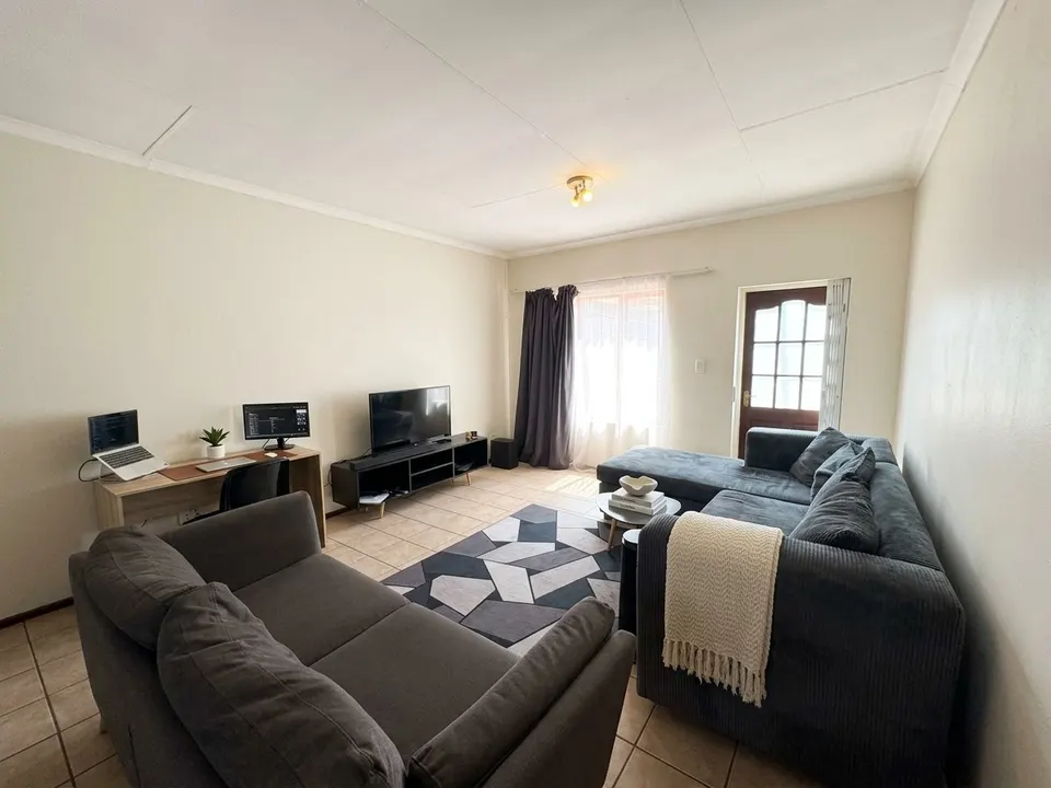 Charming 2 Bedroom Apartment For Sale in San Vitto, Sunninghill, photo 10 of 24