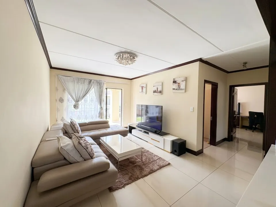 Modern 2 Bedroom Ground-Floor Apartment For Sale in Cedar Acres Estate – Secure Living & Beautiful Garden Views, photo 4 of 19