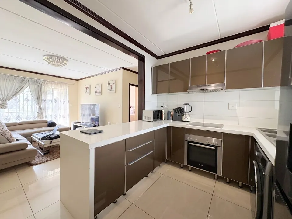 Modern 2 Bedroom Ground-Floor Apartment For Sale in Cedar Acres Estate – Secure Living & Beautiful Garden Views, photo 3 of 19