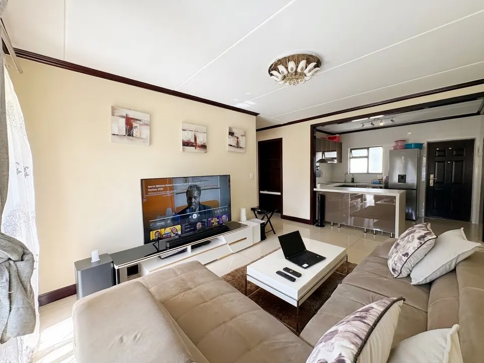 Modern 2 Bedroom Ground-Floor Apartment For Sale in Cedar Acres Estate – Secure Living & Beautiful Garden Views, photo 5 of 19