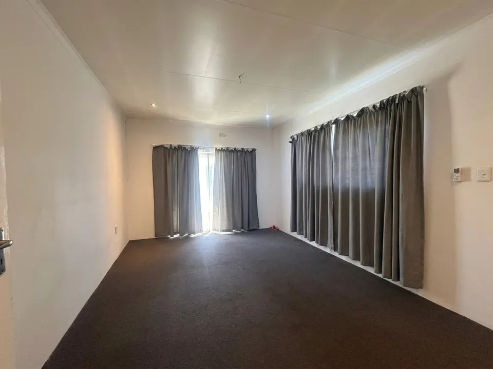 Spacious 2 Bedroom Flatlet To Rent in Beyerspark, Boksburg - Private Garden and Utilities Included, photo 10 of 17