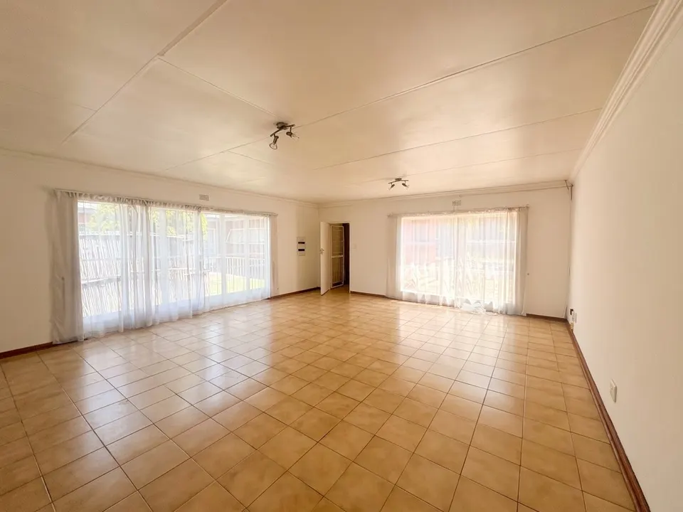 Spacious 2 Bedroom Flatlet To Rent in Beyerspark, Boksburg - Private Garden and Utilities Included, photo 5 of 17