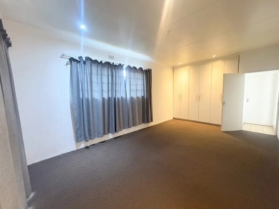 Spacious 2 Bedroom Flatlet To Rent in Beyerspark, Boksburg - Private Garden and Utilities Included, photo 12 of 17