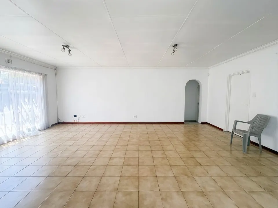 Spacious 2 Bedroom Flatlet To Rent in Beyerspark, Boksburg - Private Garden and Utilities Included, photo 7 of 17
